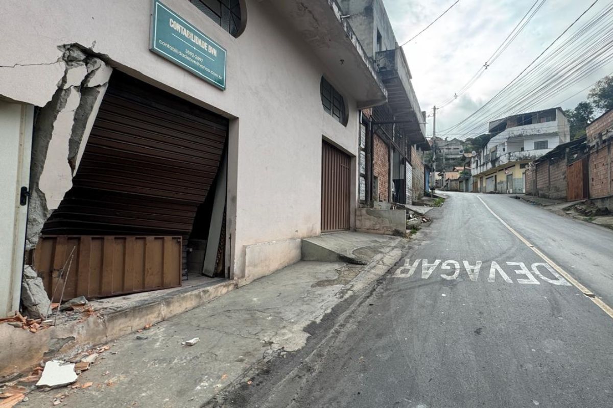 Caminhão desgovernado invade e destrói entrada de contabilidade em Betim